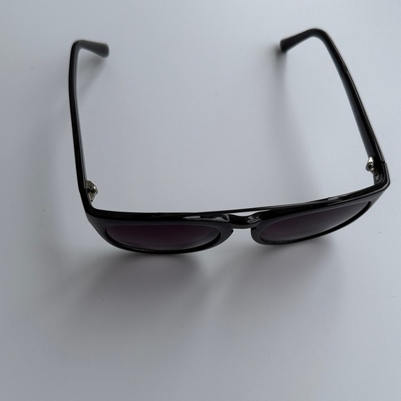 Stylish Black Sunglasses - Picture 8 of 10